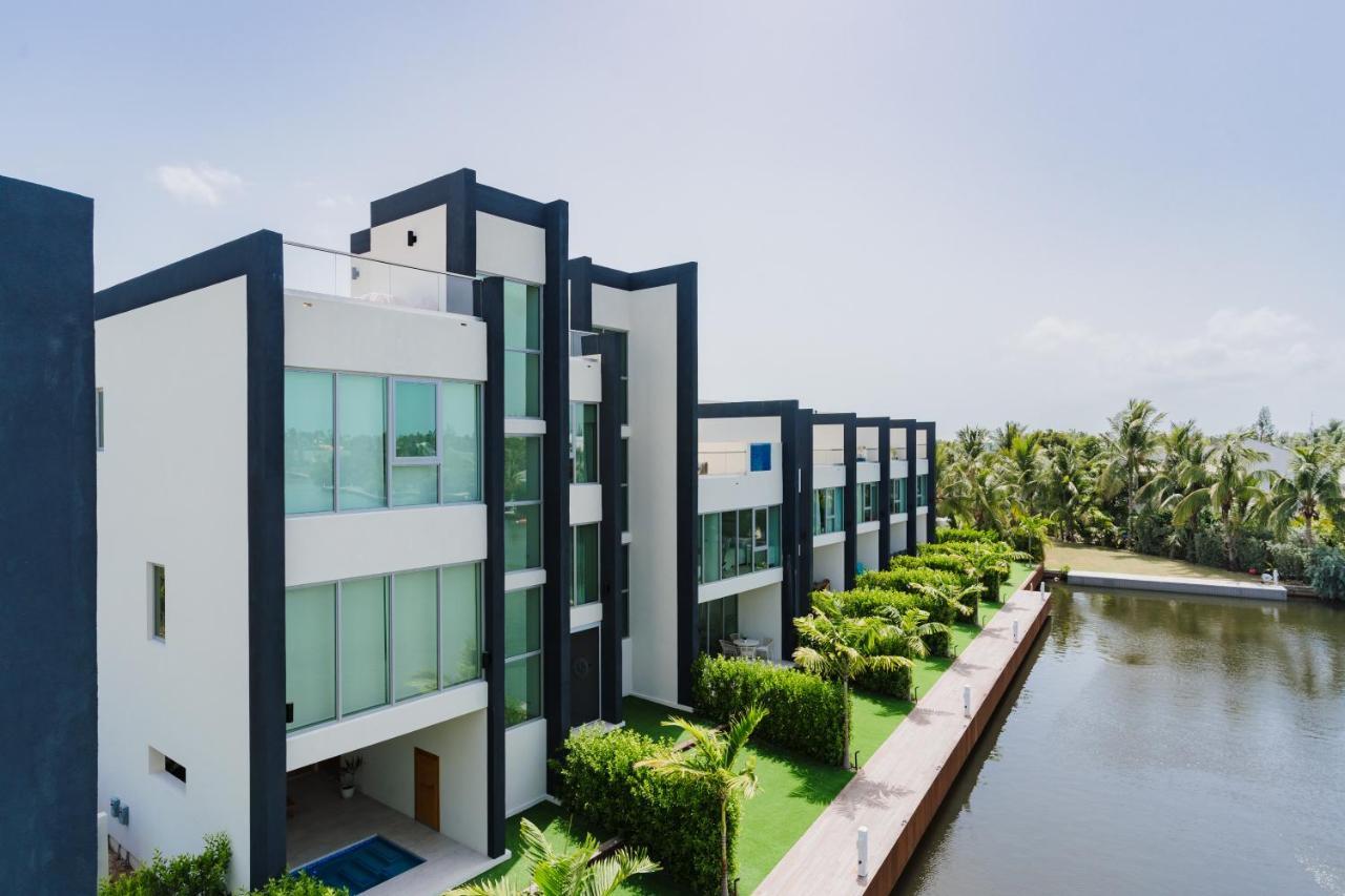 One Canal Point George Town Esterno foto